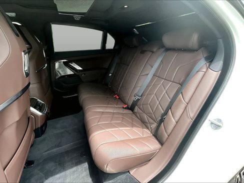 Used 2025 BMW 760i xDrive w/ Executive Package AWD/4WD image 21
