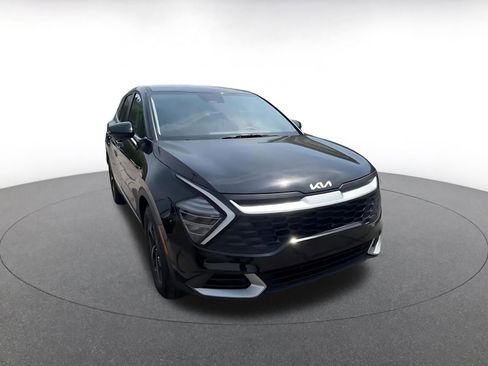 Used 2025 Kia Sportage LX image 3