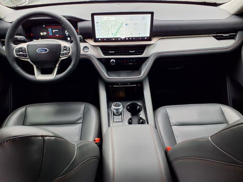 Used 2025 Ford Explorer Active w/ Active Comfort Package image 11