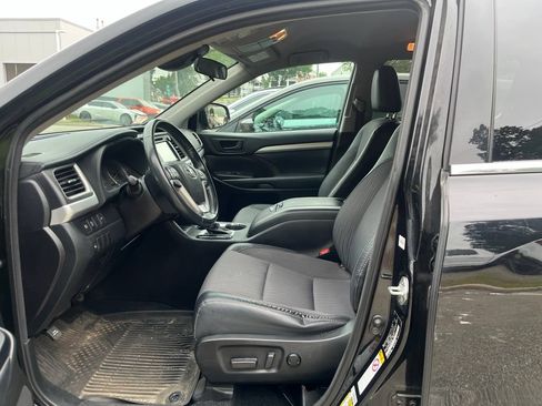 Used 2018 Toyota Highlander Plus AWD/4WD image 6
