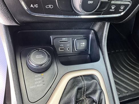Used 2014 Jeep Cherokee Latitude AWD/4WD image 21