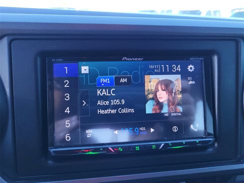 Used 2017 Toyota Tacoma TRD Sport w/ Premium & Technology Package image 20