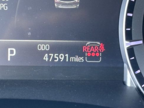 Used 2024 Toyota Highlander LE FWD image 27