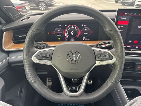 Certified 2025 Volkswagen Tiguan SEL R-Line image 18