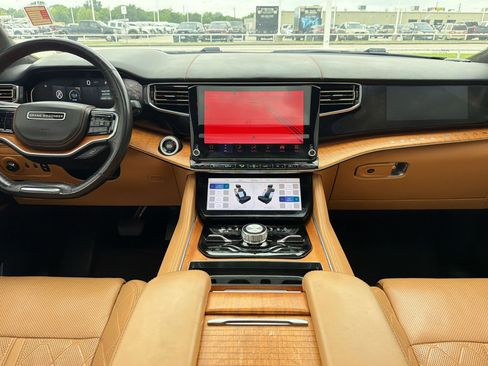 Used 2022 Jeep Grand Wagoneer Series III w/ Rear Seat Video Group 1 AWD/4WD image 15