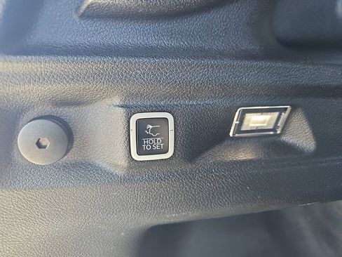 Used 2023 Jeep Grand Cherokee L Laredo image 14