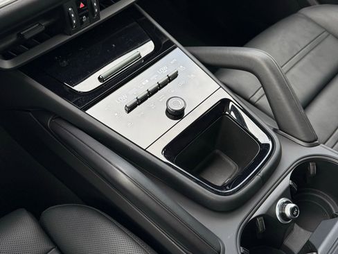 Used 2025 Porsche Cayenne Loaner image 22