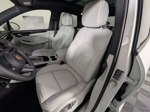New 2026 Porsche Macan AWD/4WD image 5
