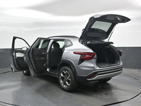 Used 2025 Chevrolet Trax LT w/ LT Convenience Package FWD image 47