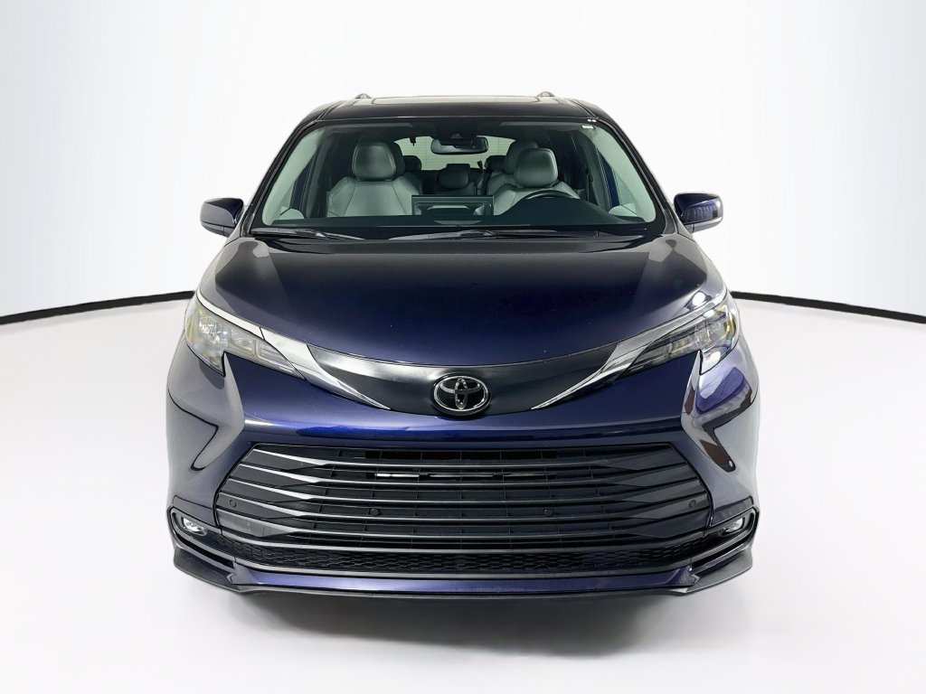 Used 2026 Toyota Sienna XLE FWD image 2
