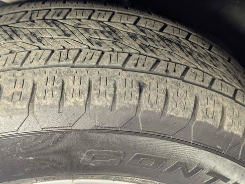 Used 2023 GMC Yukon SLT AWD/4WD image 9