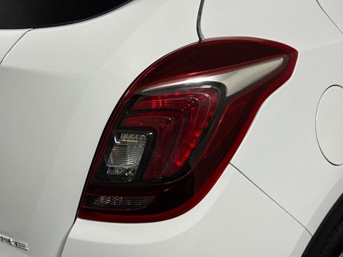 Used 2021 Buick Encore Preferred image 34