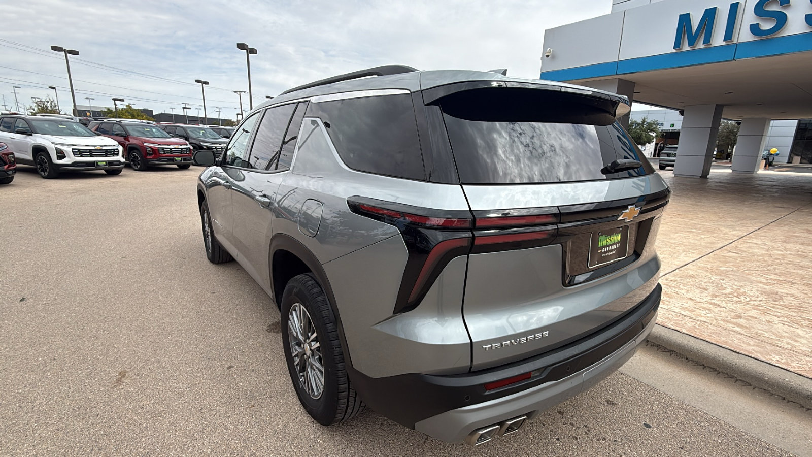 Used 2026 Chevrolet Traverse LT FWD image 5