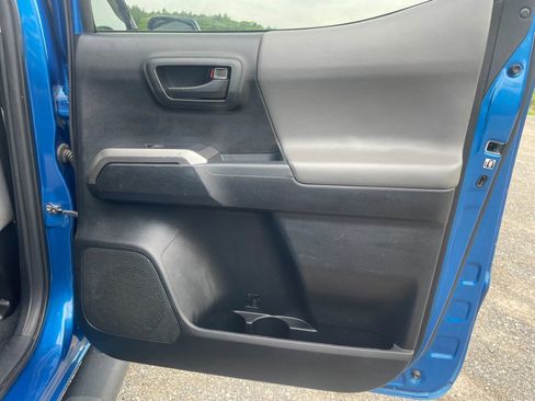 Used 2018 Toyota Tacoma SR5 AWD/4WD image 33