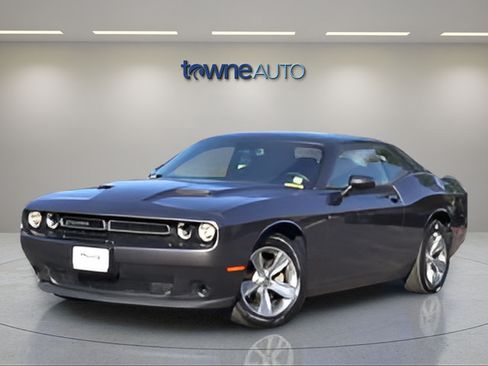Used 2019 Dodge Challenger SXT RWD image 10