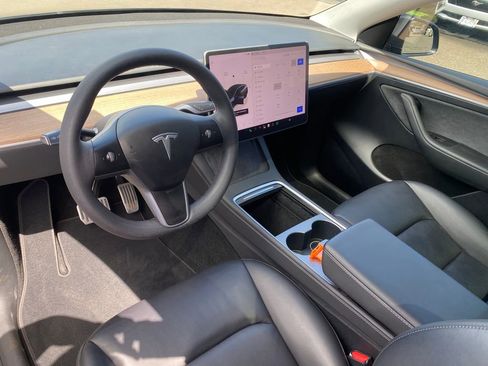 Used 2024 Tesla Model Y Long Range AWD/4WD image 30