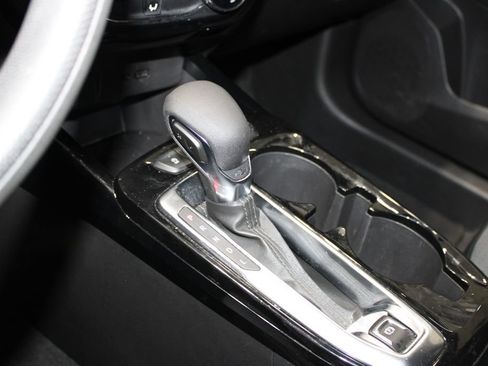 Used 2025 Chevrolet Trax LT FWD image 39