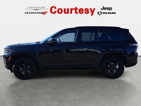 Used 2023 Jeep Grand Cherokee Altitude image 5
