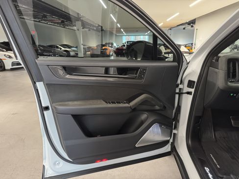 Used 2024 Porsche Cayenne Turbo GT AWD/4WD image 9
