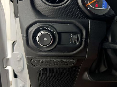 Used 2025 Jeep Wrangler Unlimited Rubicon AWD/4WD image 13