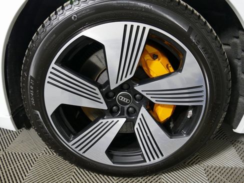 Used 2023 Audi e-tron Premium Plus image 9