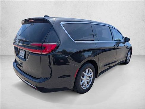 Used 2023 Chrysler Pacifica Touring-L FWD image 6