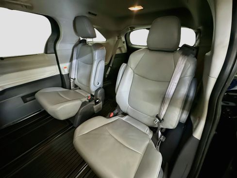 Used 2021 Toyota Sienna XLE AWD/4WD image 30