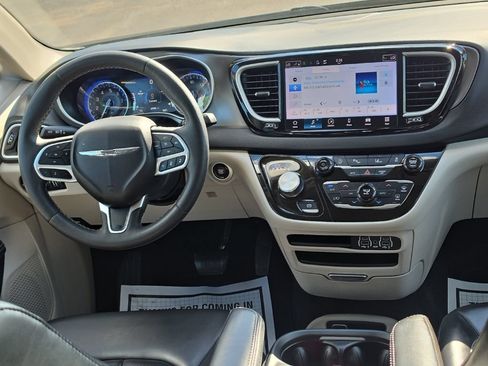 Certified 2023 Chrysler Pacifica Touring-L FWD image 24
