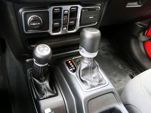 Used 2024 Jeep Wrangler Unlimited Sahara AWD/4WD image 24