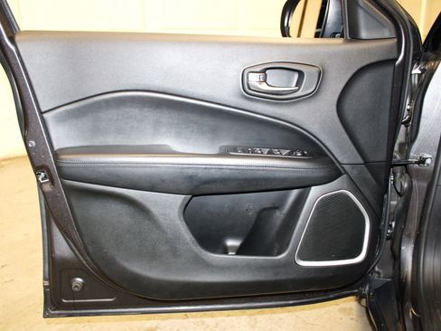 Used 2020 Jeep Compass Latitude image 25