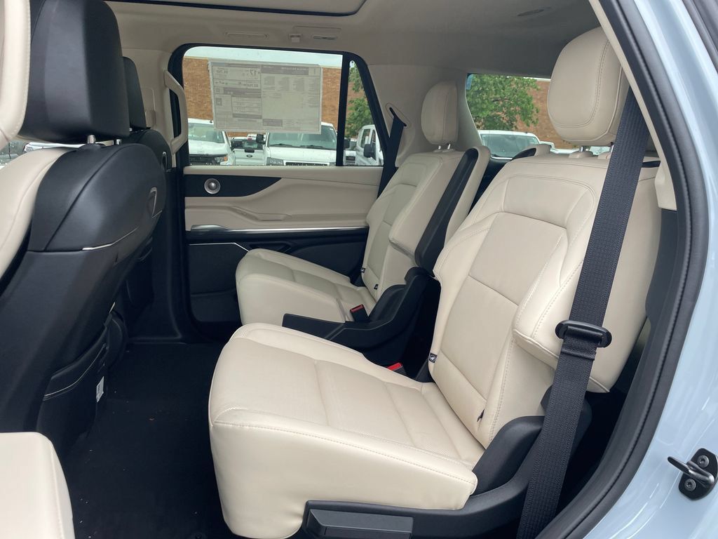 New 2027 Lincoln Navigator Reserve w/ Jet Appearance Package AWD/4WD image 11