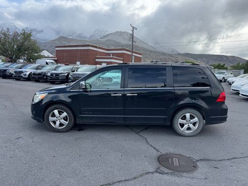Used 2010 Volkswagen Routan SEL Premium FWD image 2