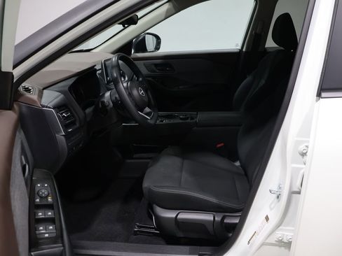 Used 2023 Nissan Rogue S image 10