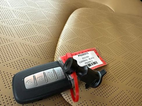 Used 2023 Kia Carnival LX FWD image 31