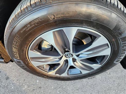 Used 2023 Toyota Highlander XLE image 9