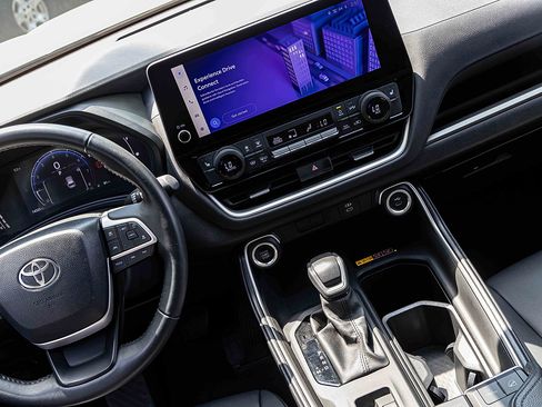 Used 2024 Toyota Grand Highlander AWD image 19