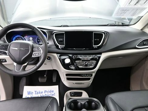 Used 2024 Chrysler Pacifica Touring-L FWD image 29