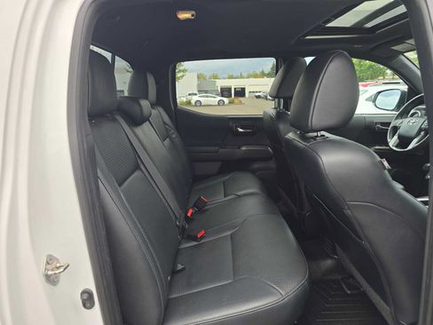 Used 2019 Toyota Tacoma TRD Off-Road AWD/4WD image 12