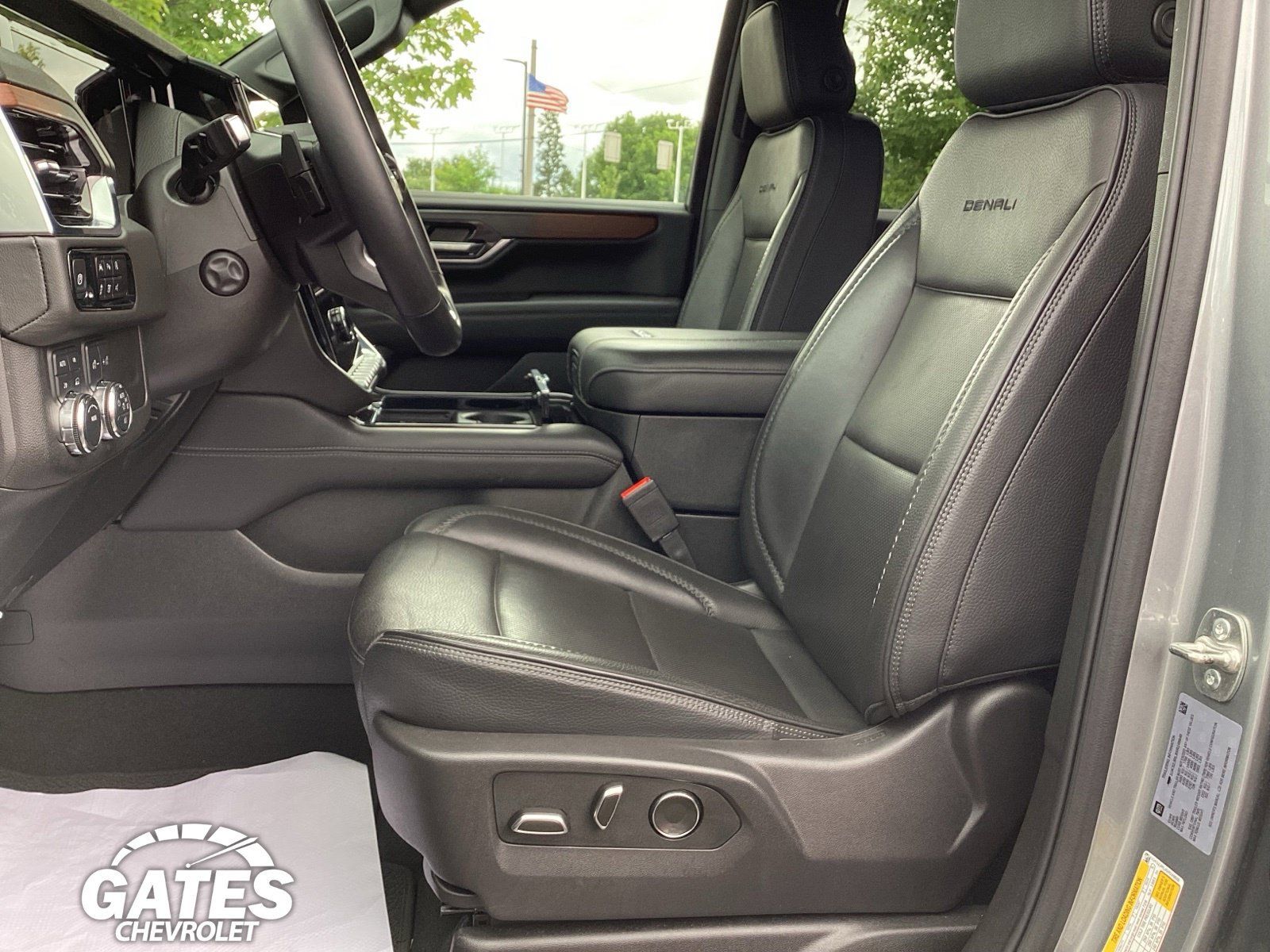 Used 2025 GMC Yukon XL Denali AWD/4WD image 14