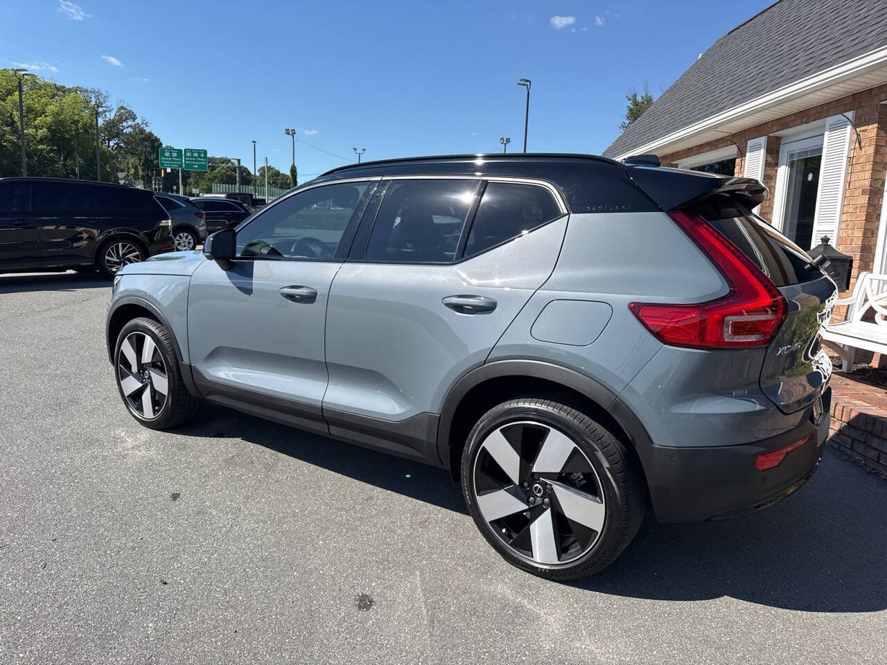 Used 2023 Volvo XC40 Recharge Ultimate w/ Protection Package Premier AWD/4WD image 11