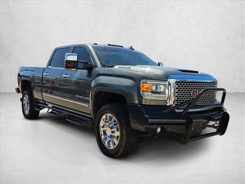 Used 2017 GMC Sierra 2500 Denali w/ Duramax Plus Package AWD/4WD image 2