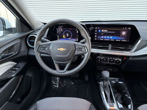 Used 2025 Chevrolet Trax LT image 33