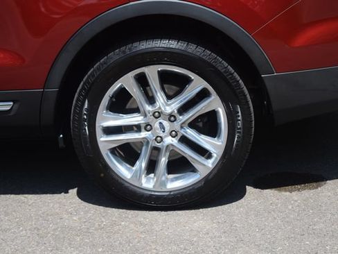 Used 2017 Ford Explorer XLT w/ Equipment Group 202A AWD/4WD image 29