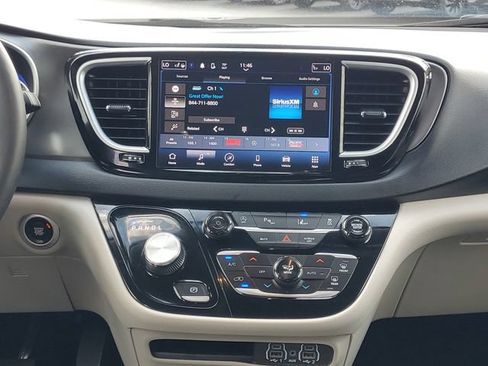 Used 2024 Chrysler Pacifica Touring-L FWD image 30