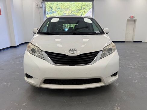 Used 2014 Toyota Sienna LE FWD image 2