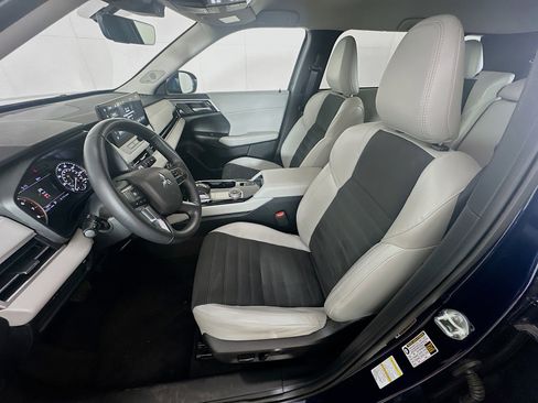 Used 2025 Mitsubishi Outlander SE image 13
