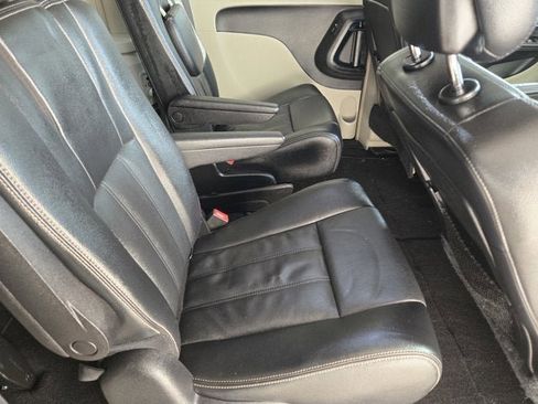 Used 2015 Chrysler Town & Country Touring w/ Driver Convenience Group image 8