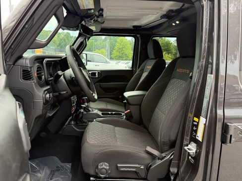 Used 2025 Jeep Gladiator Mojave w/ Convenience Group AWD/4WD image 12