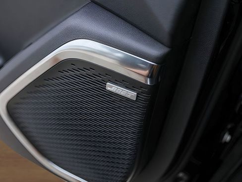 Used 2025 Chevrolet Traverse RS FWD image 20
