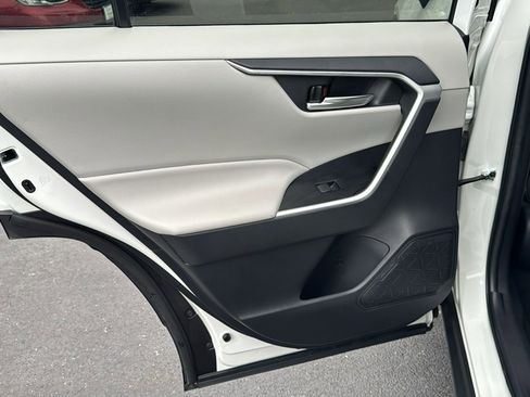 Used 2021 Toyota RAV4 XLE w/ Convenience Package FWD image 18